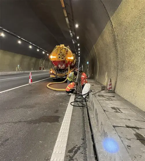 黄南隧道排水渠清淤